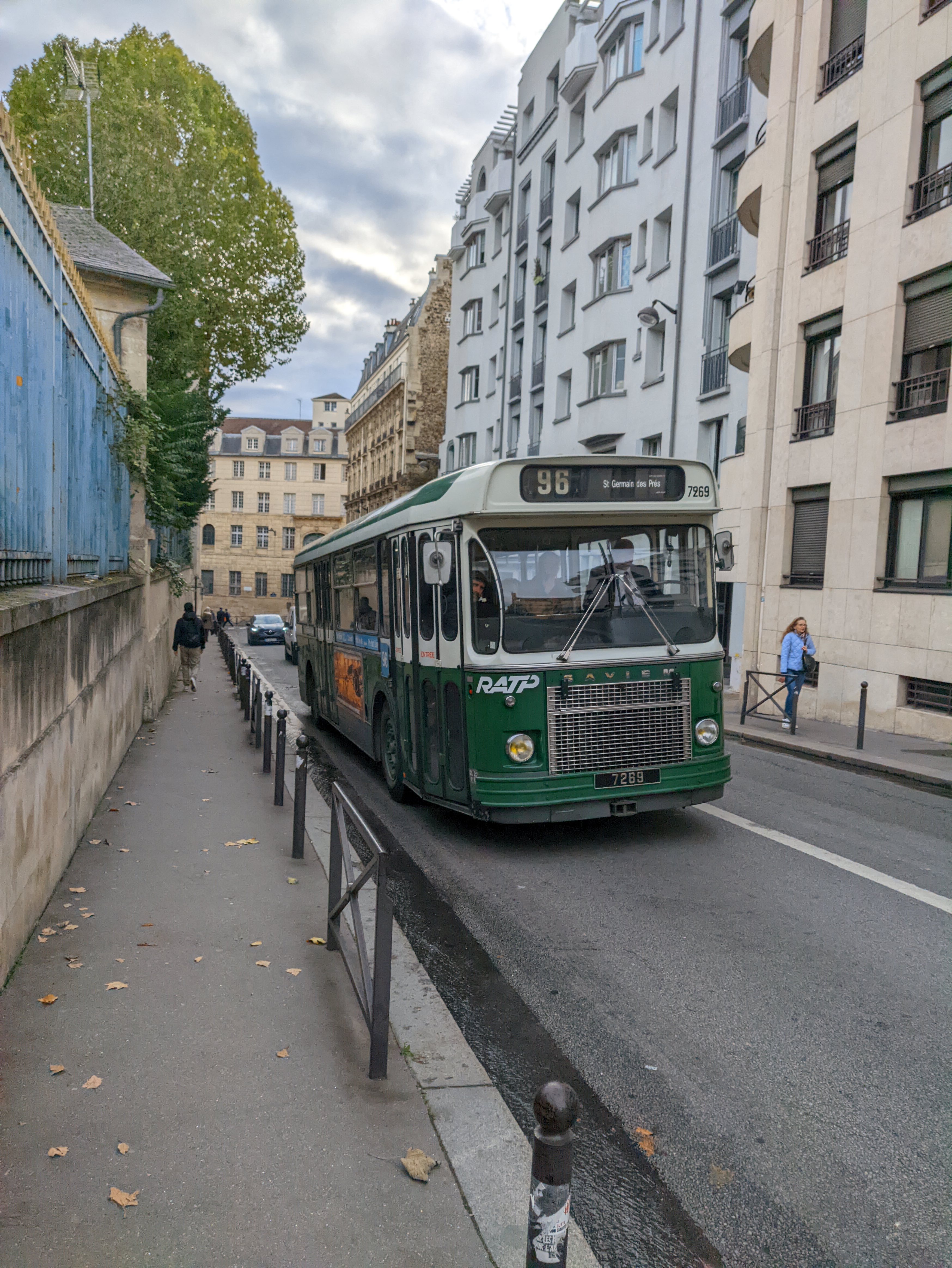 Figure 7: Nicht alle Busse in Paris sind so alt. Die meisten sind Hybrid- oder Elektrofahrzeuge.