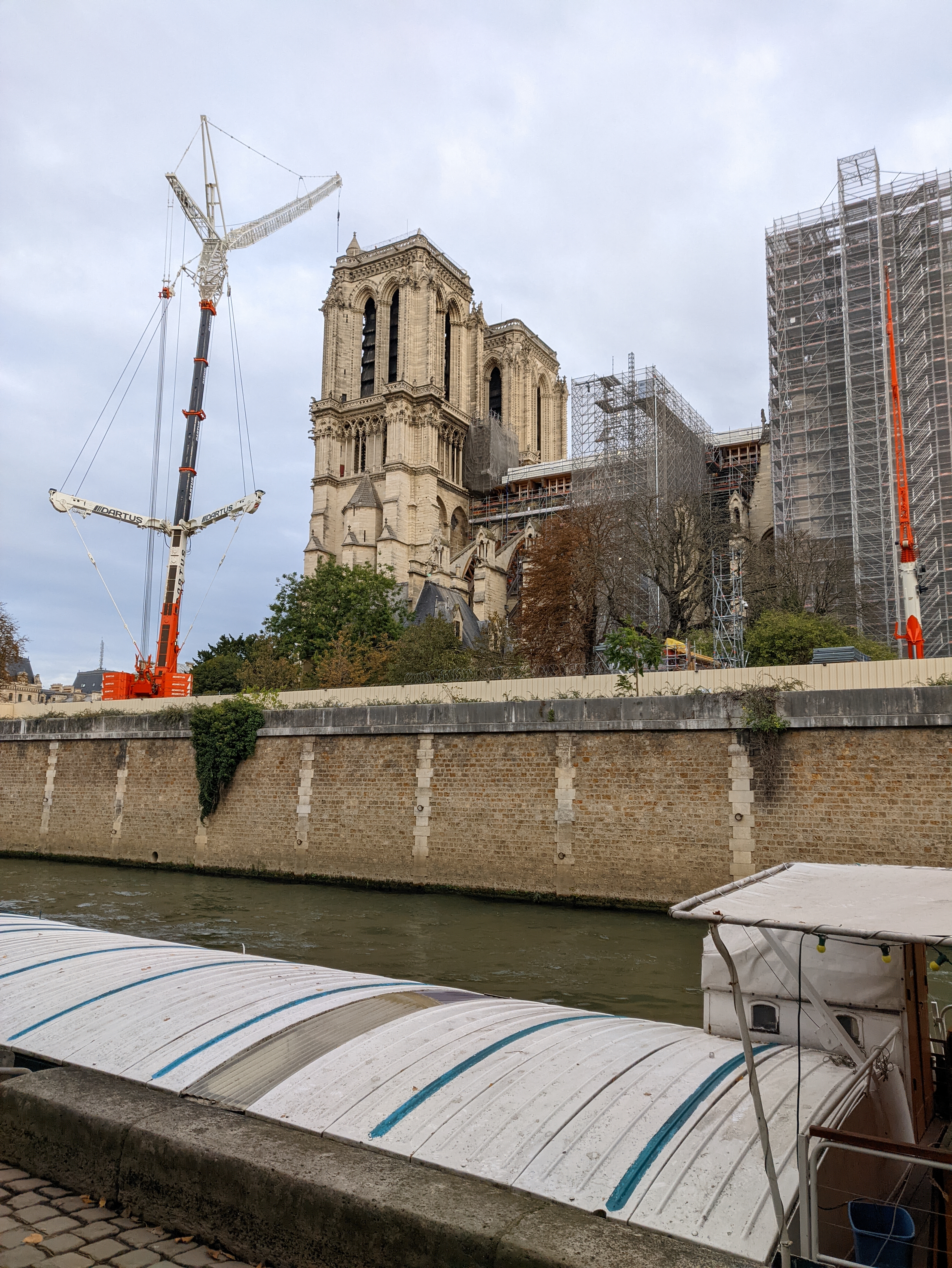 Figure 8: Ein verlegener Blick auf Notre Dame.