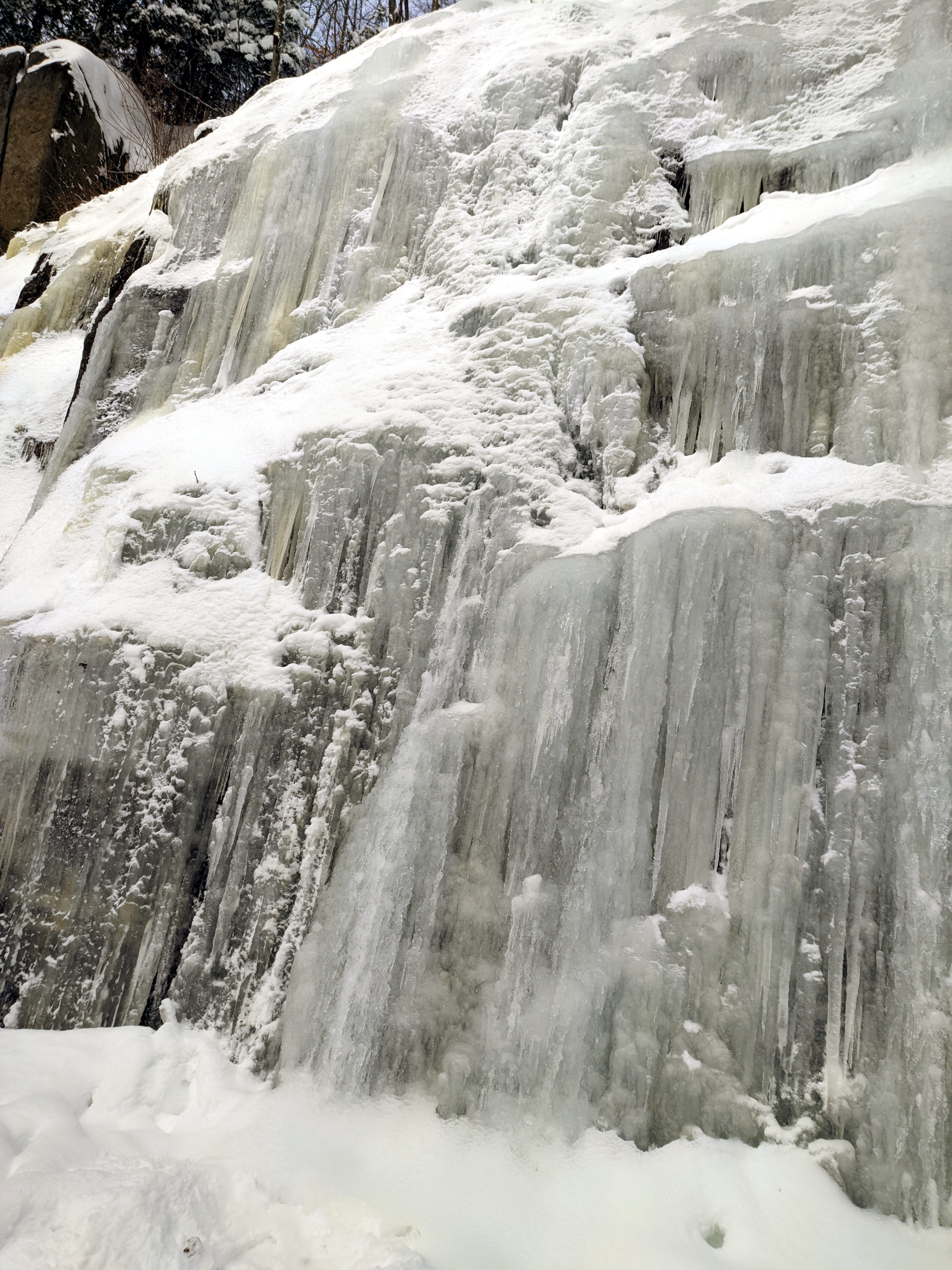 Figure 32: Ein gefrorener Wasserfall.